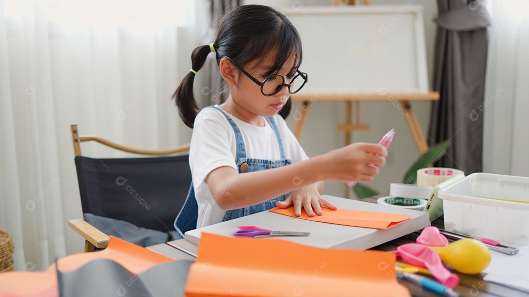 Meninas asiáticas fazendo atividades criativas de bricolage em casa
