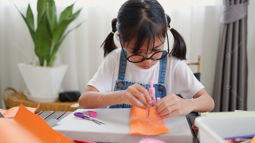 Meninas asiáticas fazendo atividades criativas de bricolage em casa