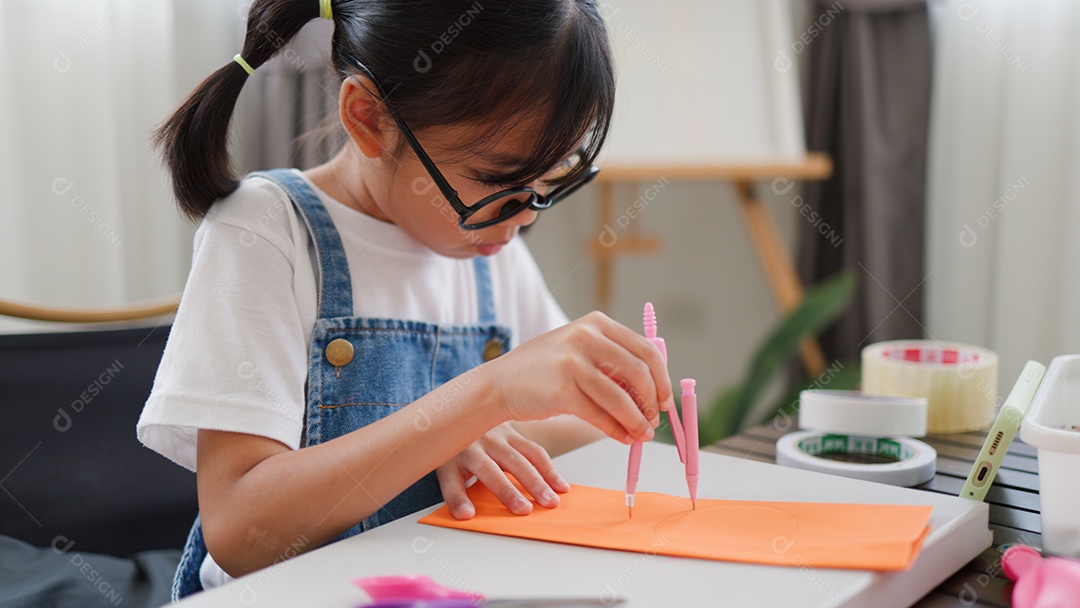 Meninas asiáticas fazendo atividades criativas de bricolage em casa