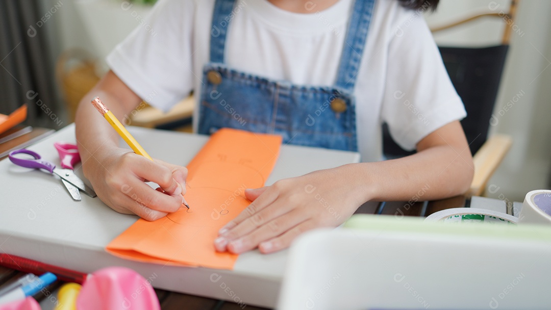 Meninas asiáticas fazendo atividades criativas de bricolage em casa