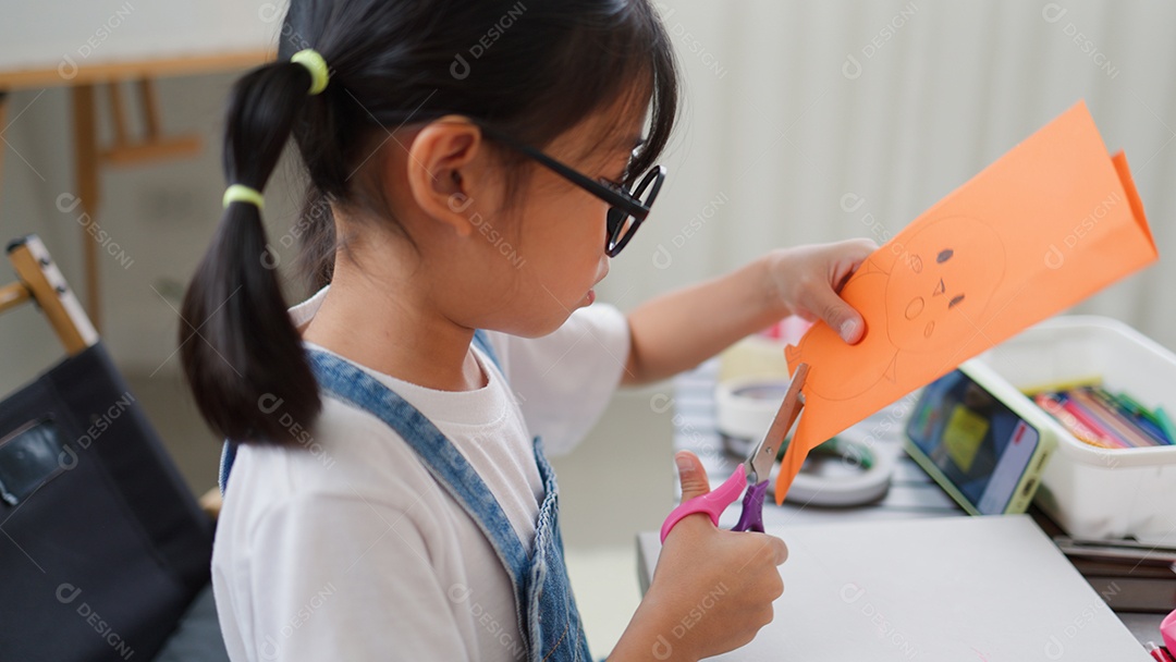 Meninas asiáticas fazendo atividades criativas de bricolage em casa