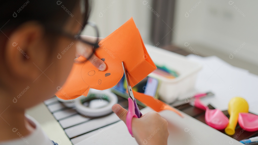 Meninas asiáticas fazendo atividades criativas de bricolage em casa