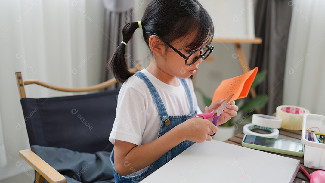 Meninas asiáticas fazendo atividades criativas de bricolage em casa