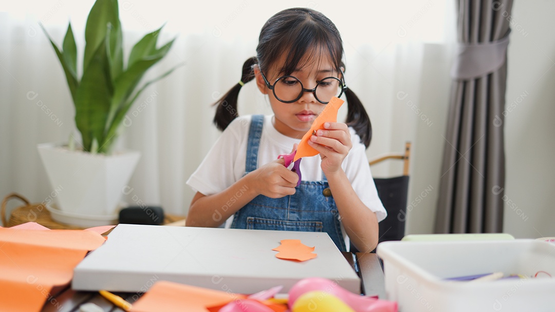 Meninas asiáticas fazendo atividades criativas de bricolage em casa