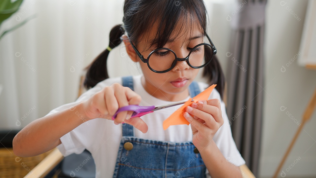 Meninas asiáticas fazendo atividades criativas de bricolage em casa