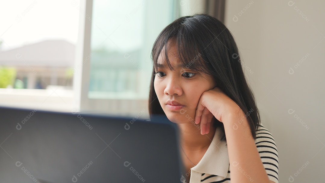 Menina asiática estudando em casa com foco