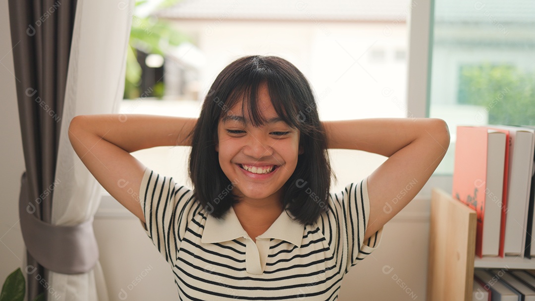 Menina asiática estudando em casa com foco