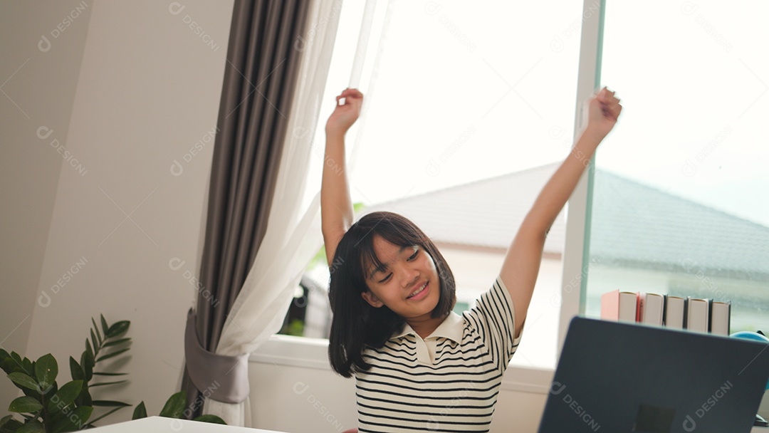 Menina asiática estudando em casa com foco