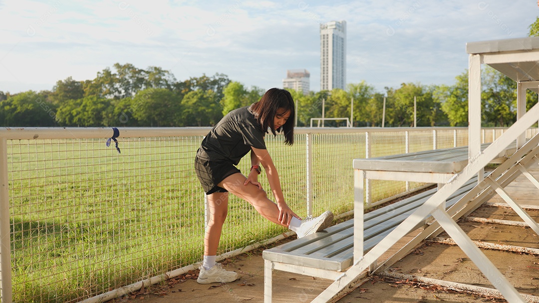 Adolescente asiática se alongando ao ar livre