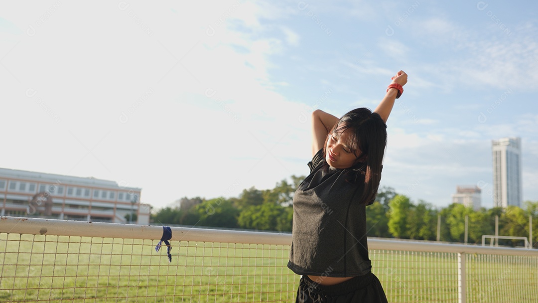 Adolescente asiática se alongando ao ar livre