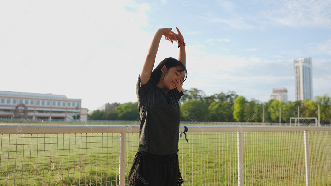 Adolescente asiática se alongando ao ar livre