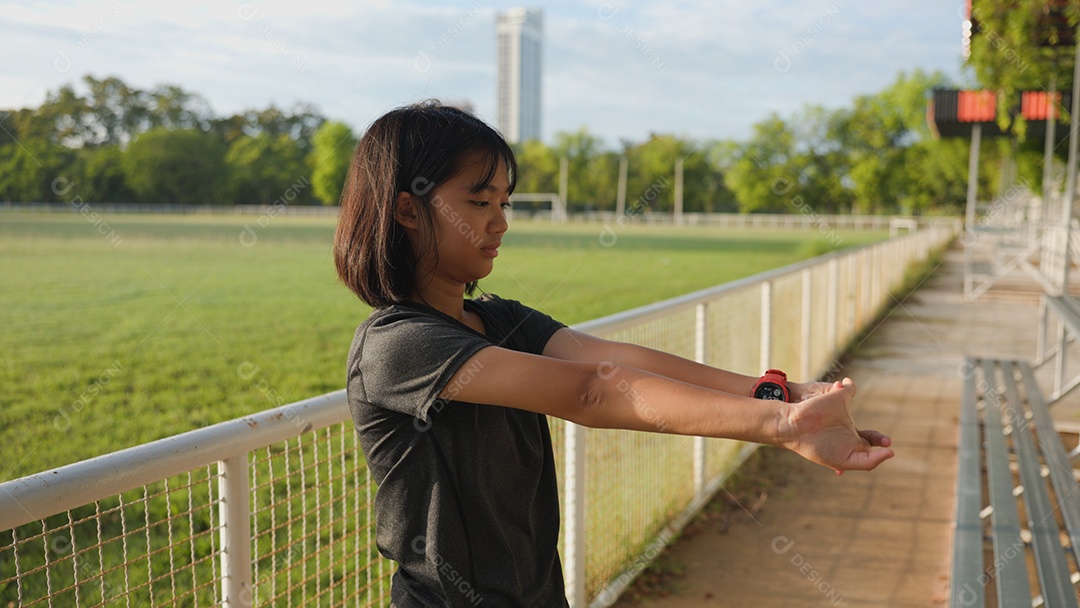 Adolescente asiática se alongando ao ar livre