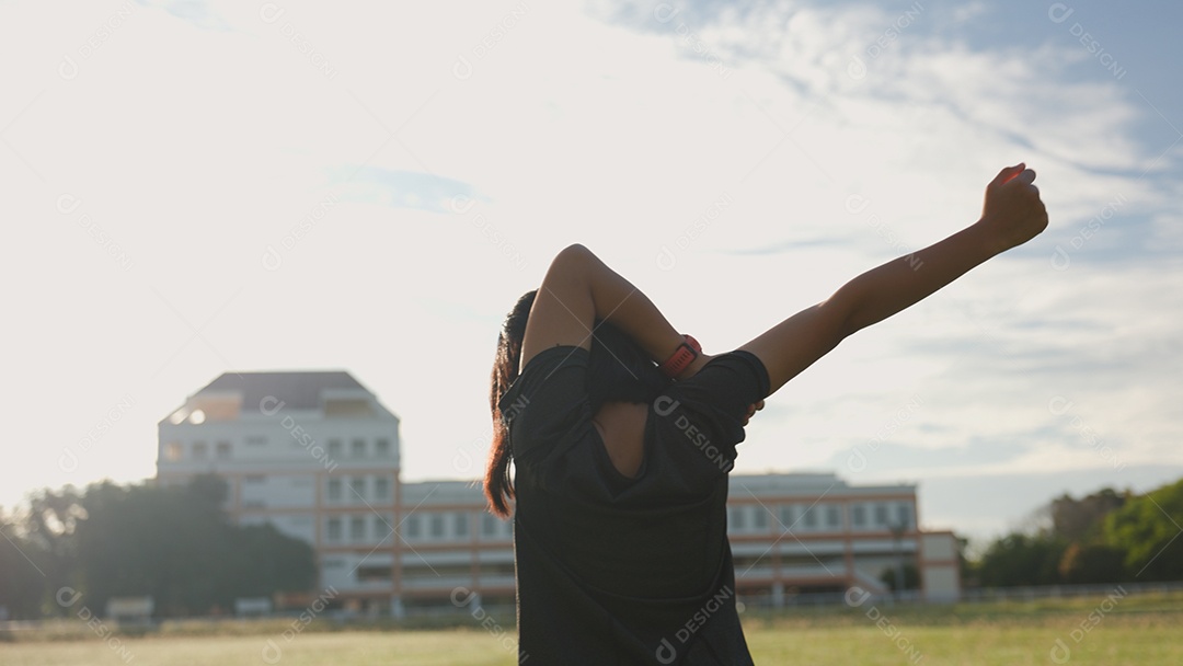Adolescente asiática se alongando ao ar livre
