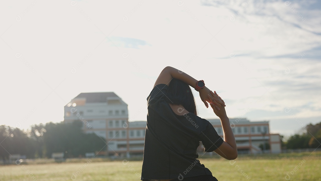 Adolescente asiática se alongando ao ar livre