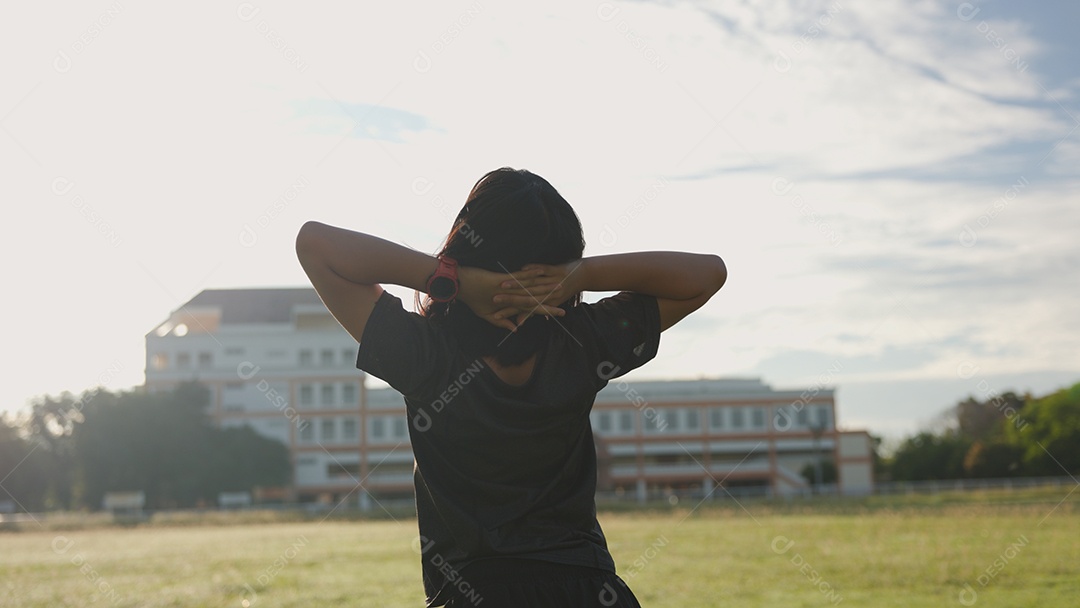Adolescente asiática se alongando ao ar livre