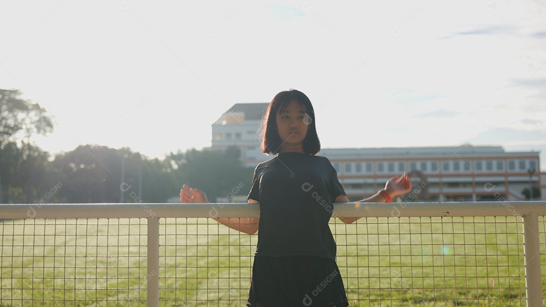 Adolescente asiática se alongando ao ar livre