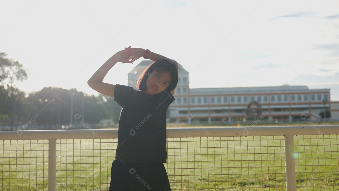 Adolescente asiática se alongando ao ar livre