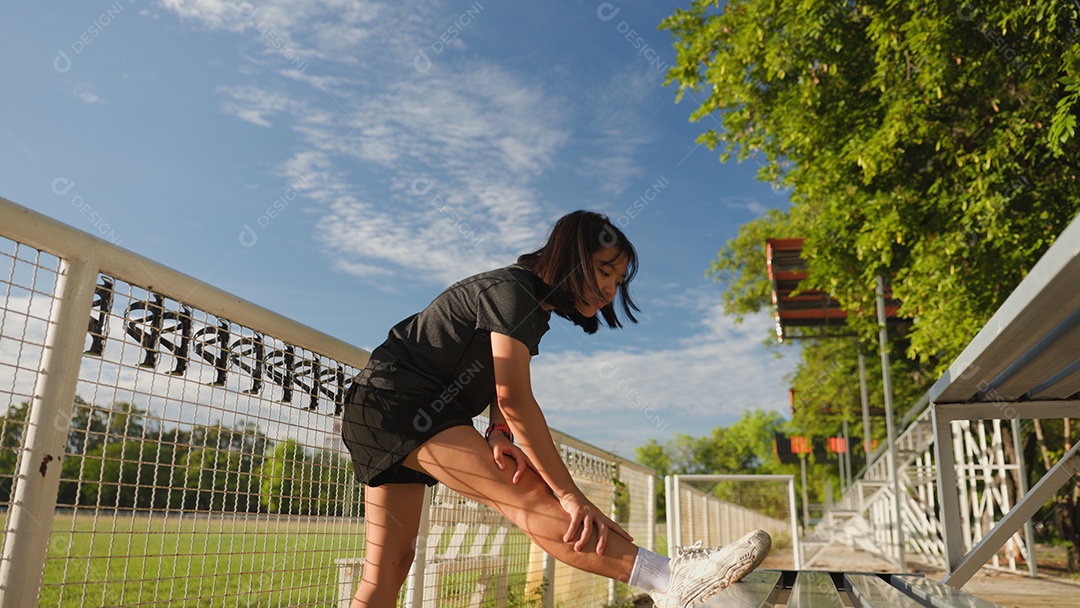 Adolescente asiática se alongando ao ar livre