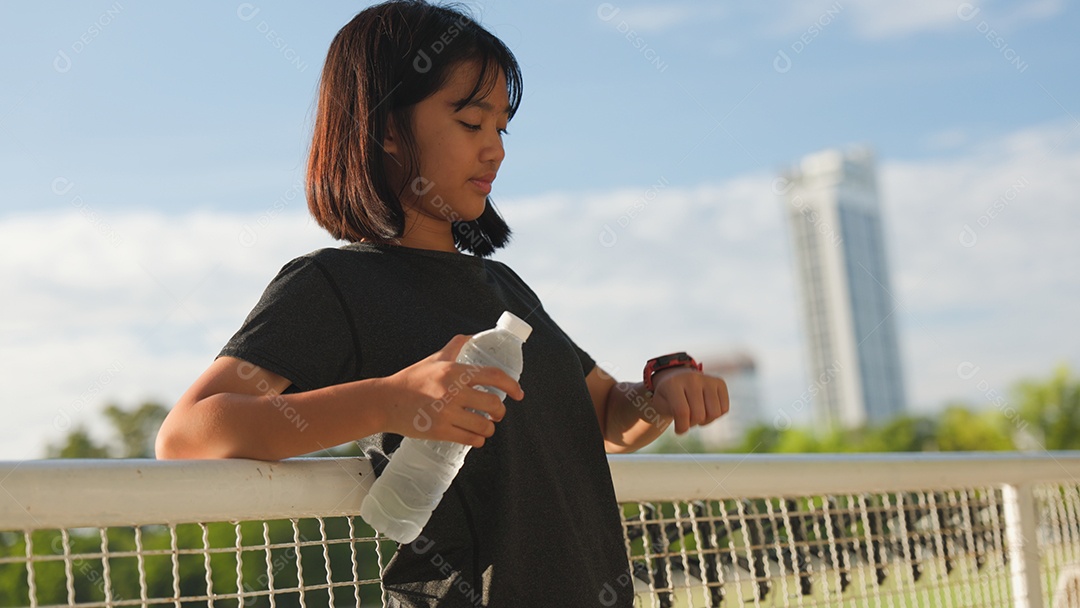 Adolescente asiática se alongando ao ar livre