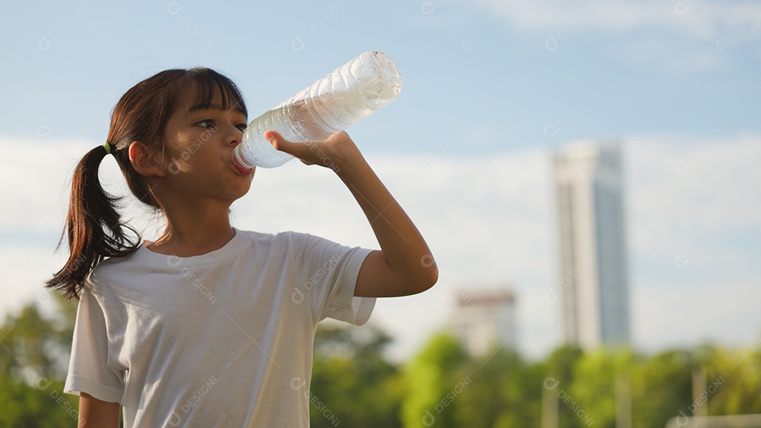 Menina asiática tomando água ao ar livre