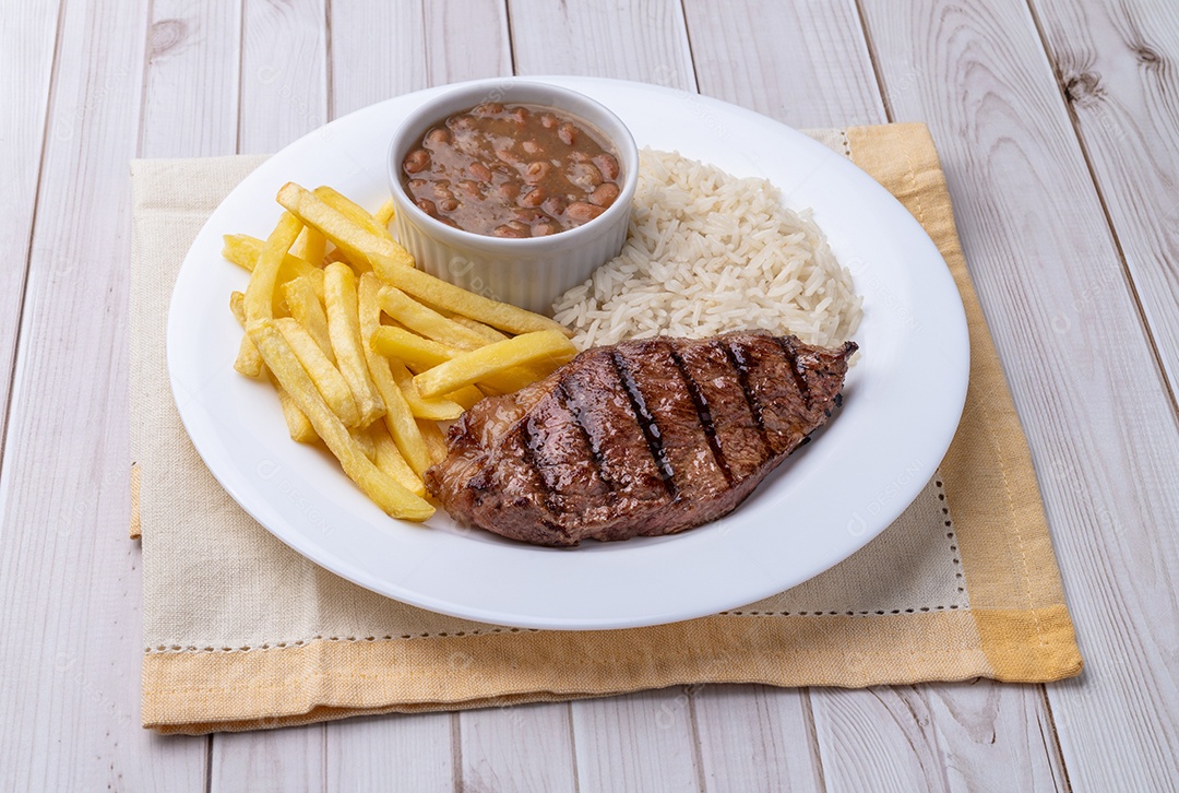 Imagem mostra um prato de comida