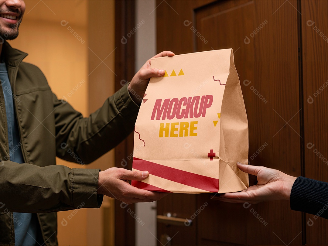 Entregador com Pacote de Papel Mockup PSD Editável