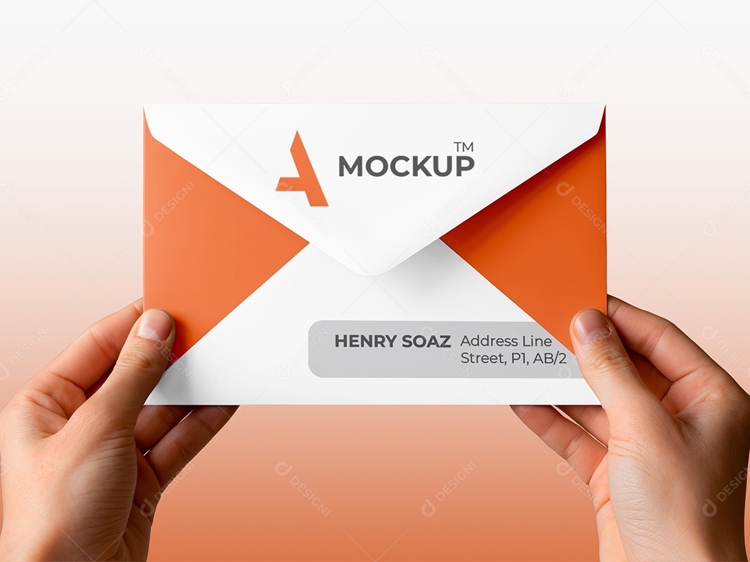 Mão Segurando um Envelope Mockup PSD Editável