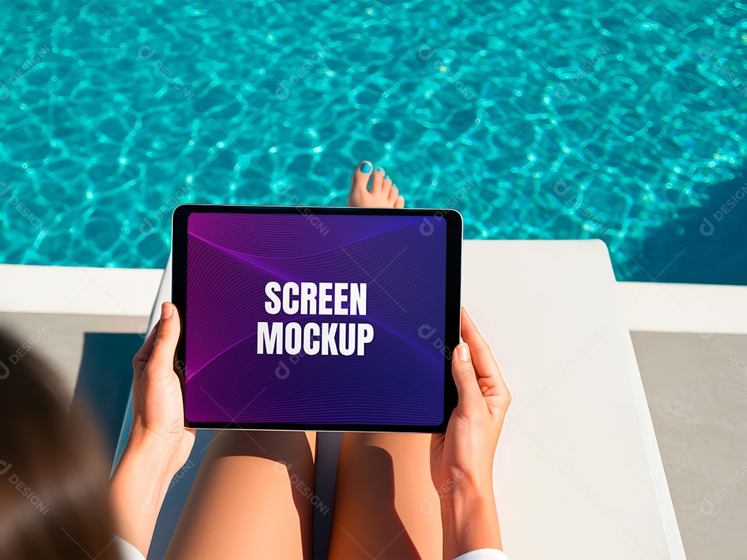 Mulher Segurando um Tablet Mockup PSD Editável