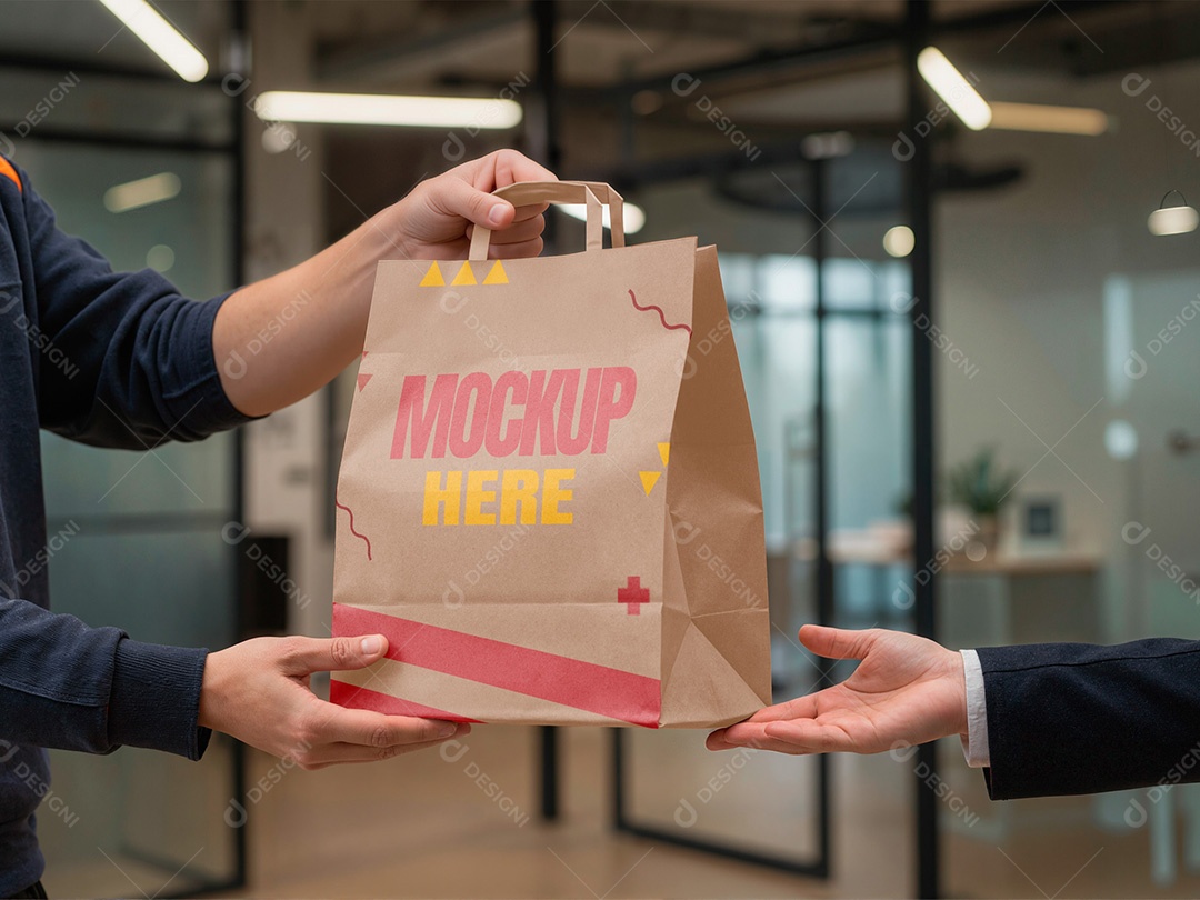 Pacote na Mão de um Entregador Mockup PSD Editável