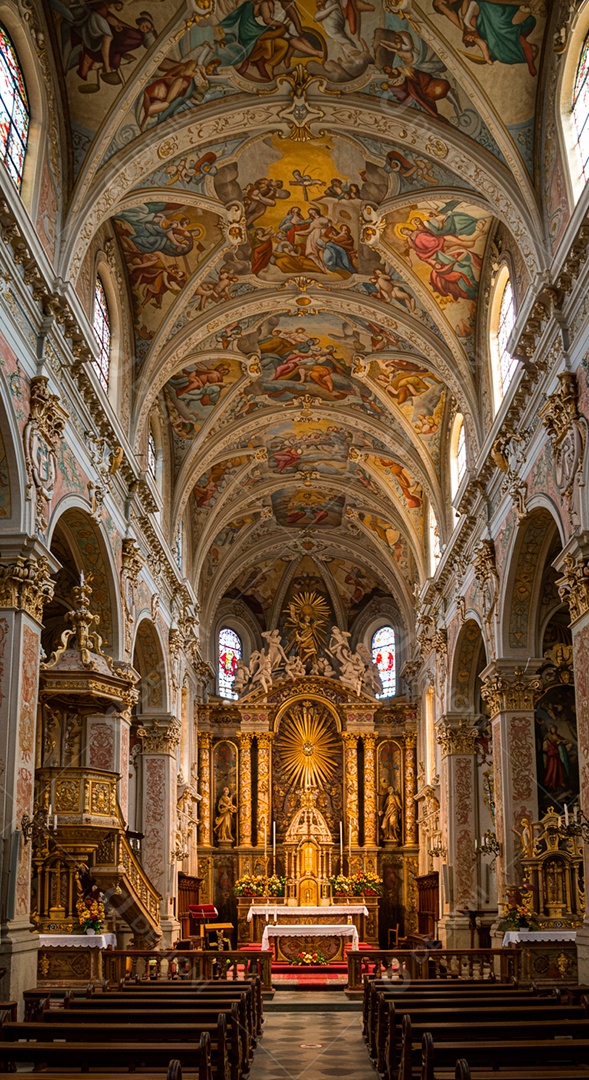 Fachada de igreja católica vazia