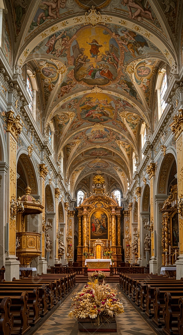 Fachada de igreja católica vazia