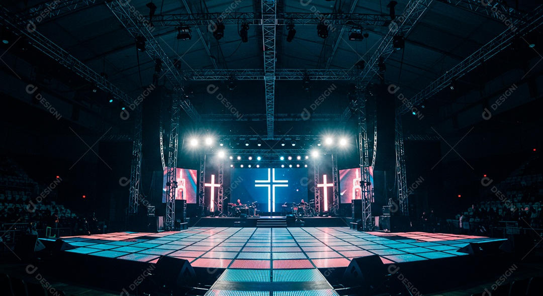 Cruz em parede em evento evangélico