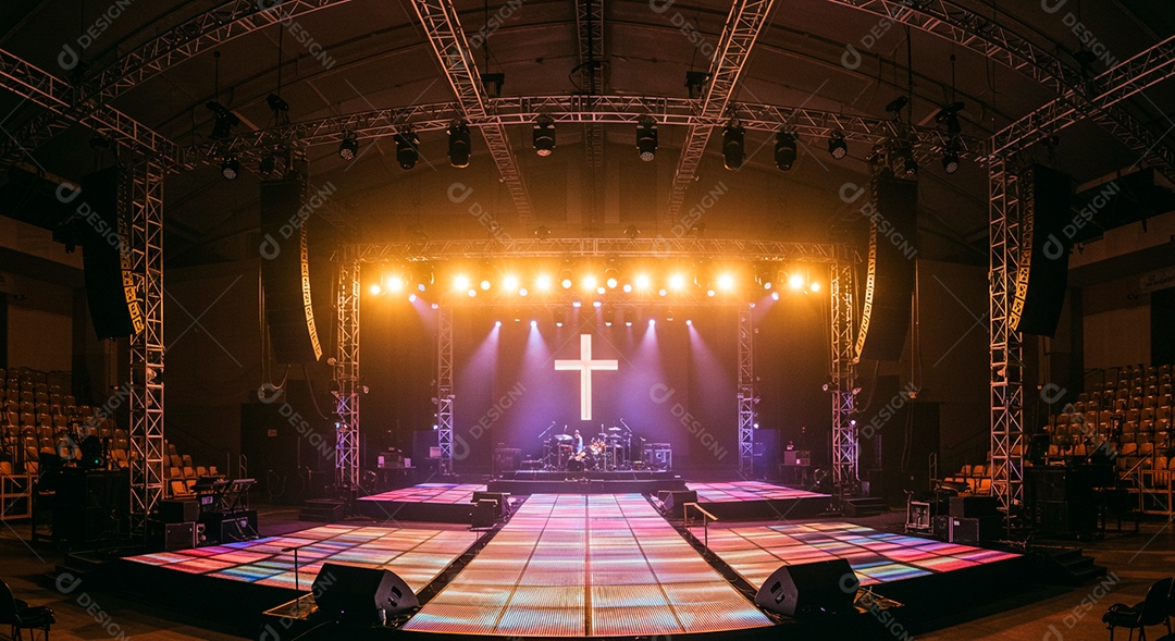 Cruz em parede em evento evangélico