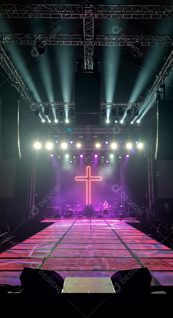 Cruz em parede em evento evangélico