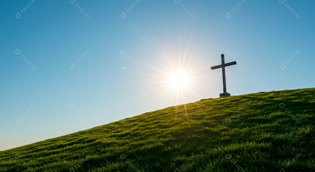 Silhueta de Cruz em um campo