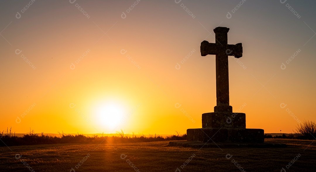 Silhueta de Cruz em um campo
