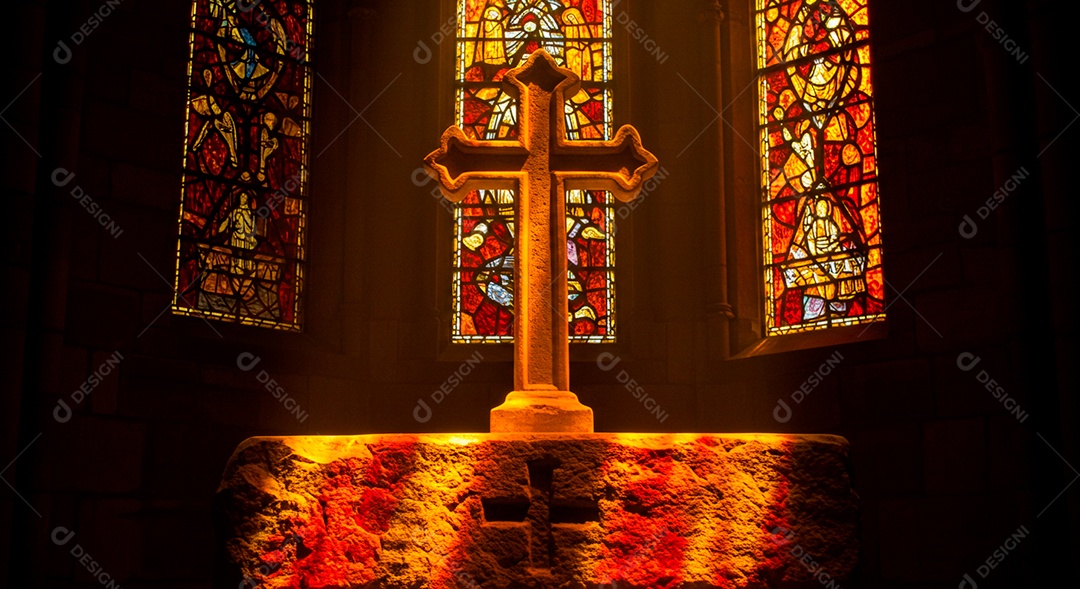 Silhueta de Cruz em um altar de igreja