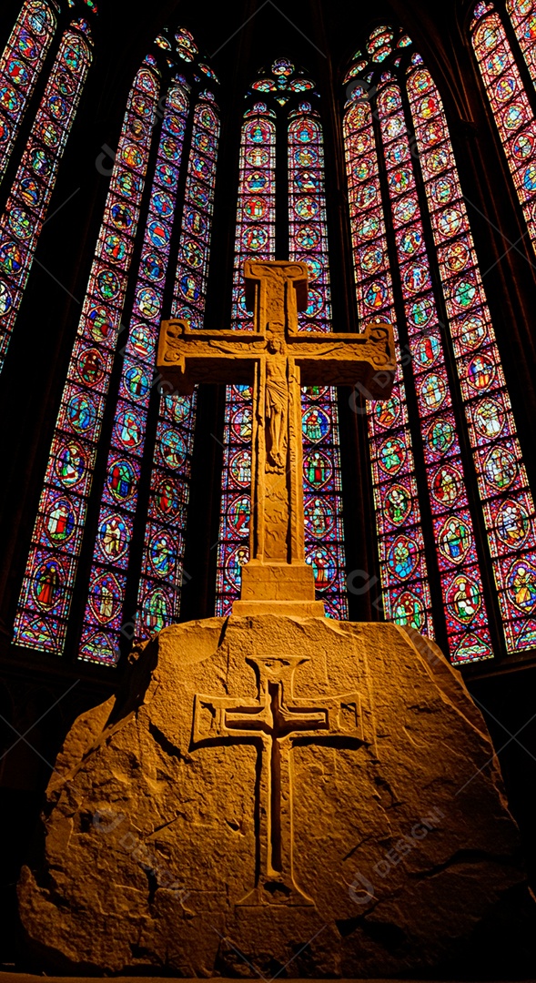 Silhueta de Cruz em um altar de igreja
