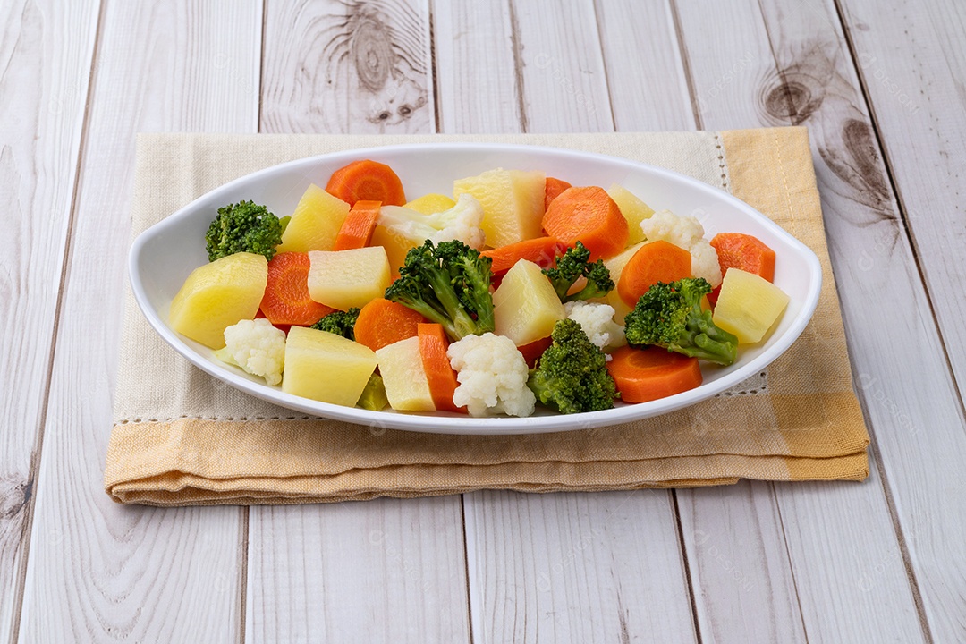 Imagem mostra um prato de vegetais mistos