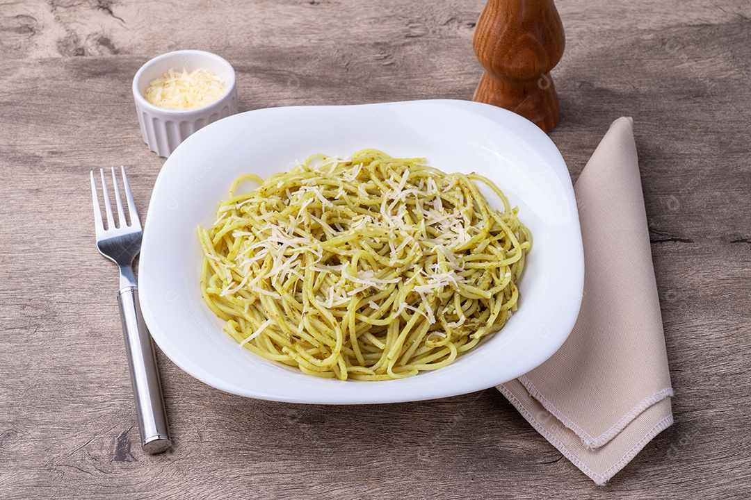 Imagem mostra um prato de massa com molho pesto