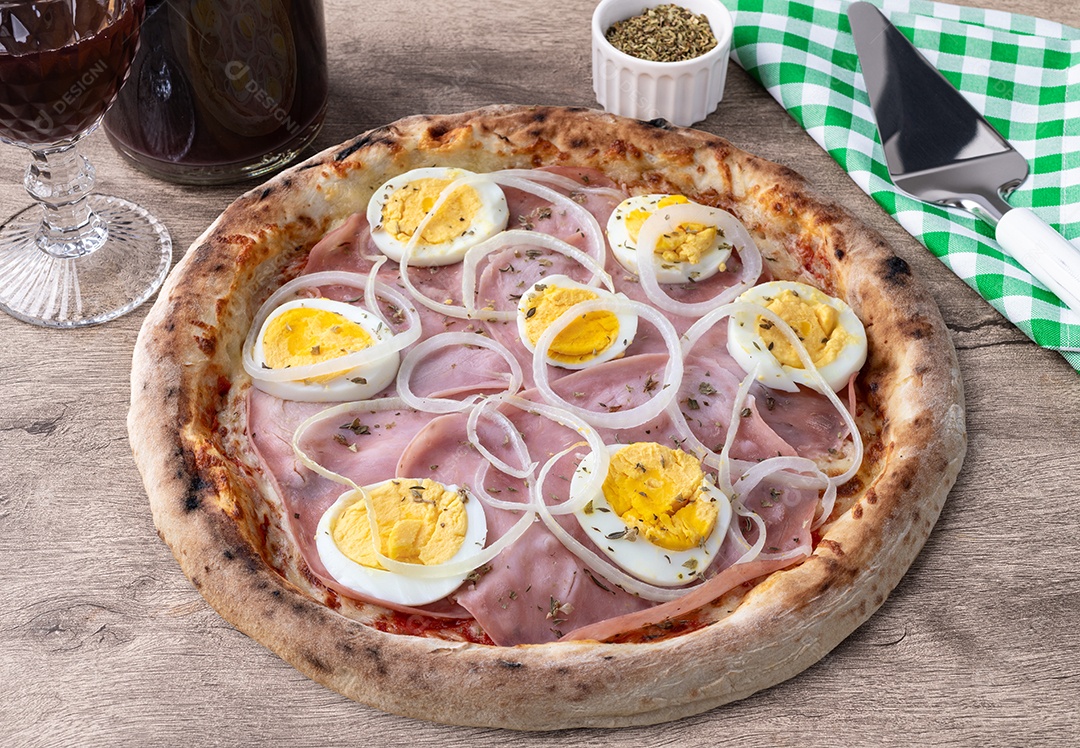 Pizza Portuguesa saborosa em uma mesa