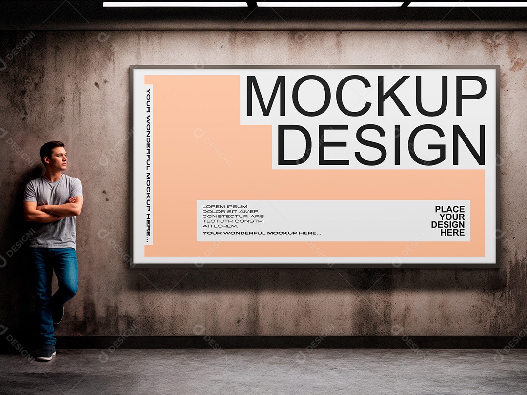 Homem ao lado de uma Outdoor Mockup PSD Editável