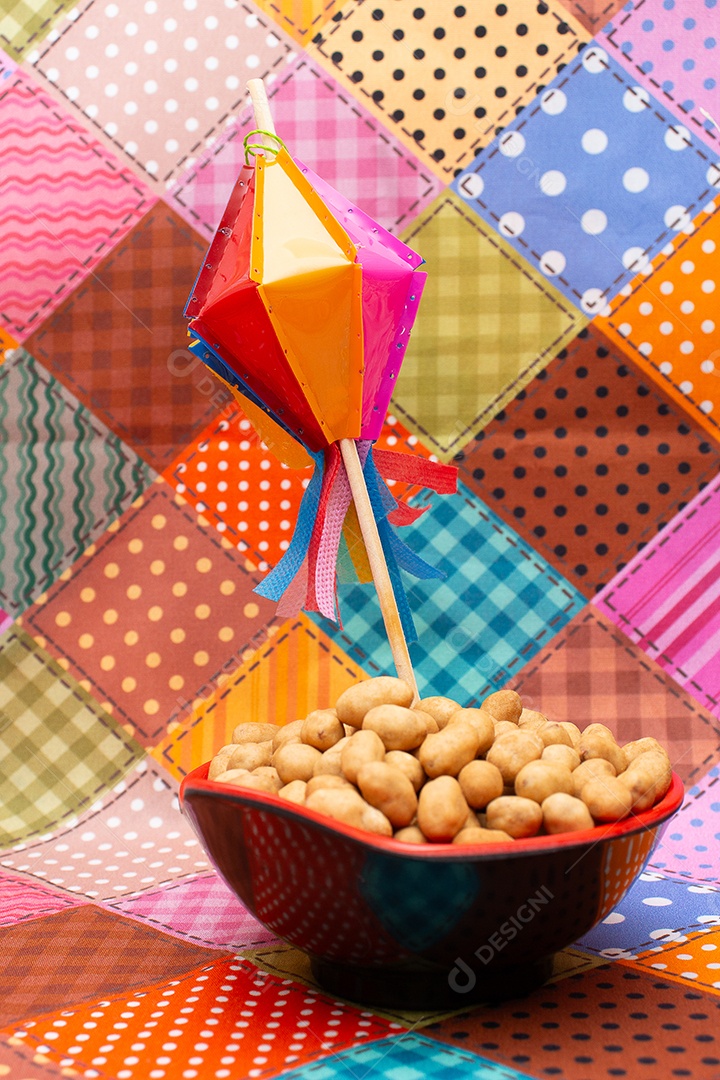 Alimento típico de festa junina em uma colorida