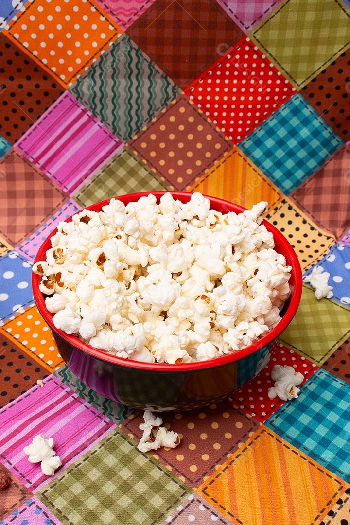 Alimento típico de festa junina em uma colorida