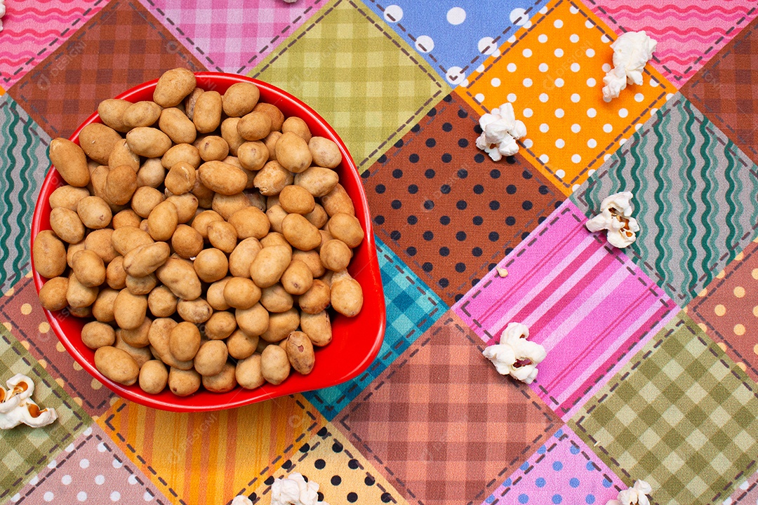 Alimento típico de festa junina em uma colorida