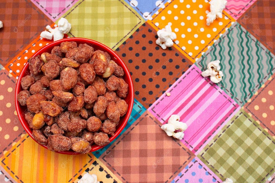 Alimento típico de festa junina em uma colorida