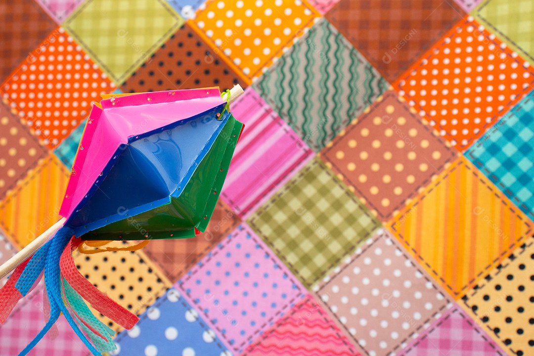 A imagem mostra bandeirinhas de Festa Junina, um elemento decorativo tradicional das celebrações juninas no Brasil.