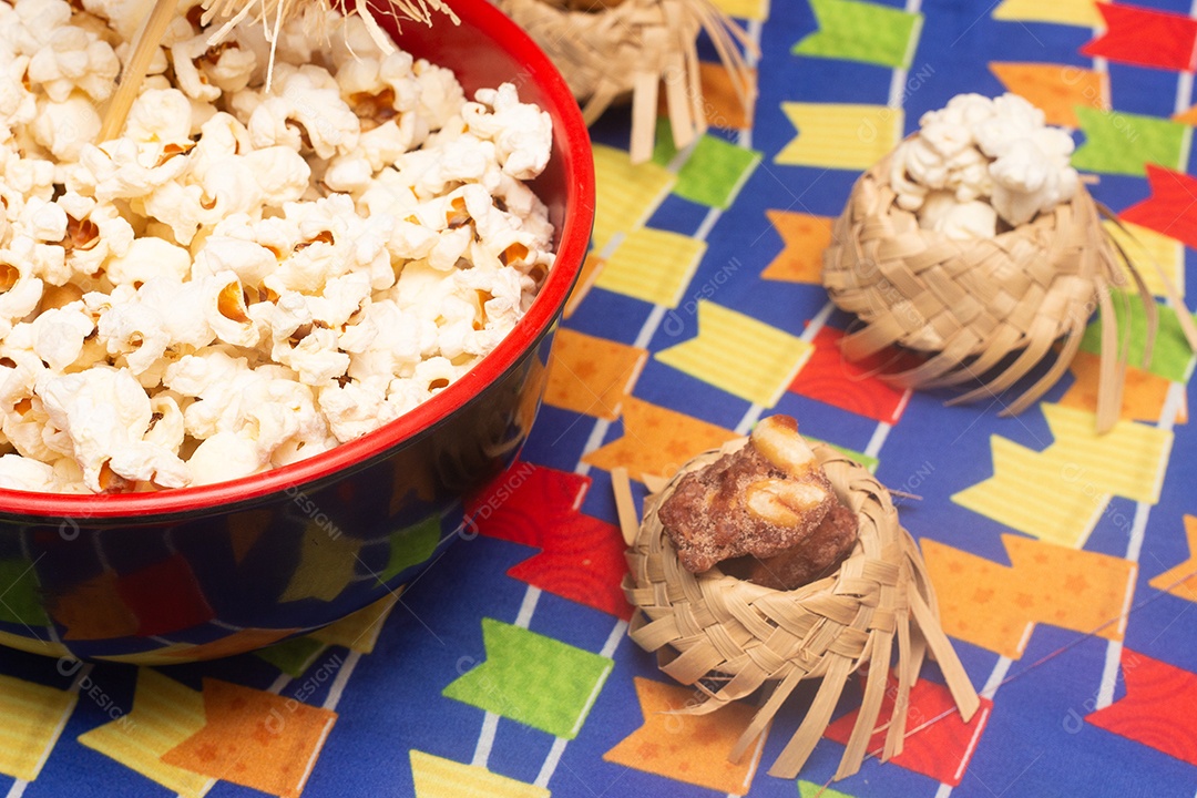 Alimento típico de festa junina em uma colorida