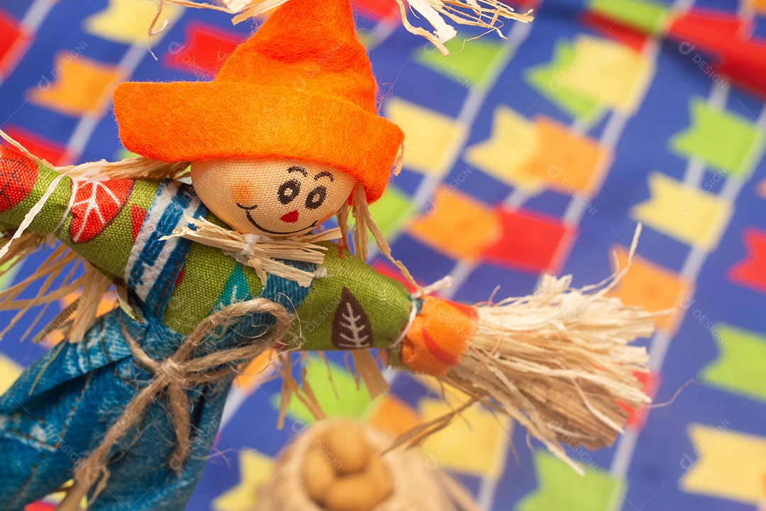 A imagem mostra um espantalho, um elemento decorativo comum em Festas Juninas no Brasil.