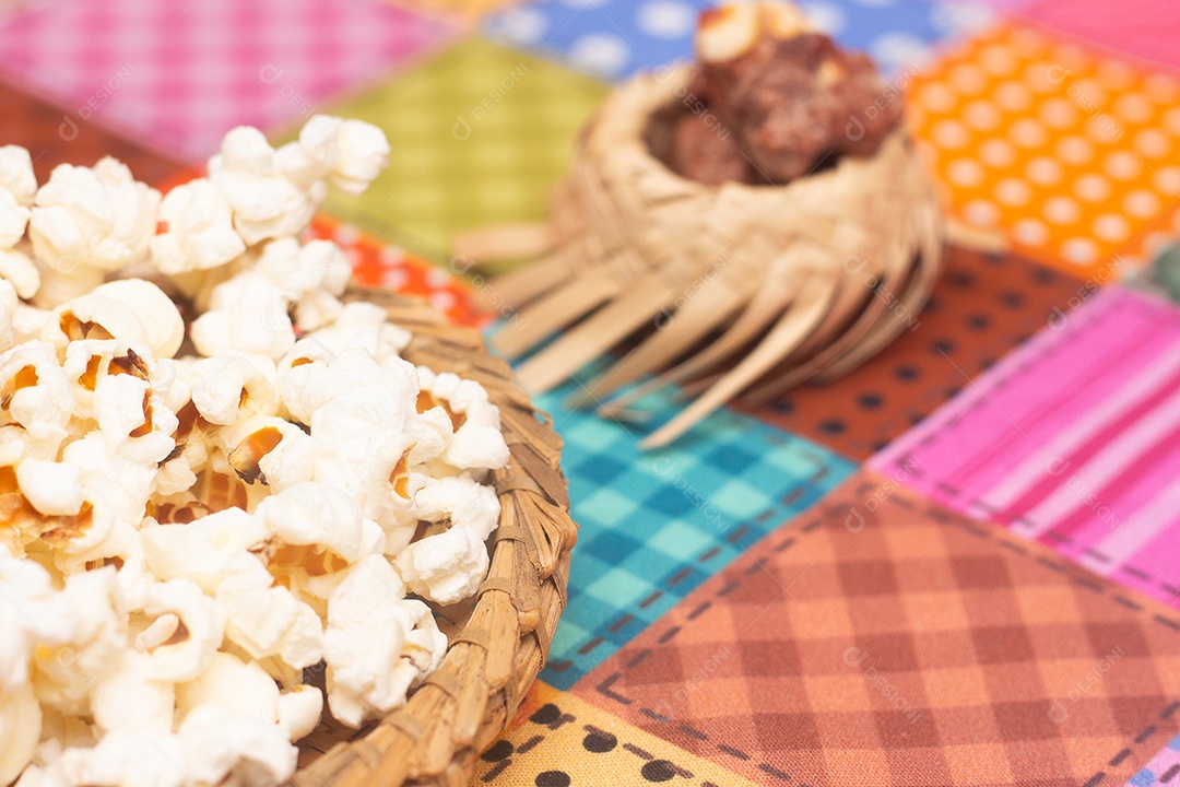 Alimento típico de festa junina em uma colorida
